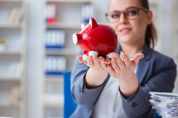 Unternehmerin im Rentensparkonzept — Stockfoto