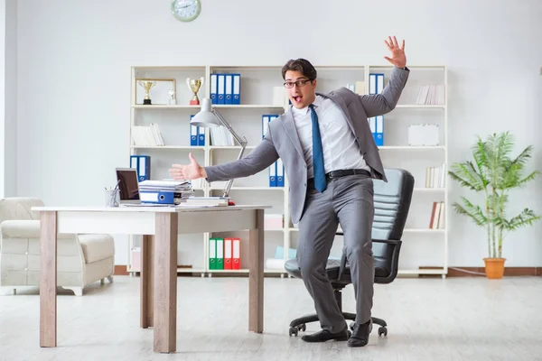 Uomo d'affari si diverte a prendersi una pausa in ufficio al lavoro — Foto Stock