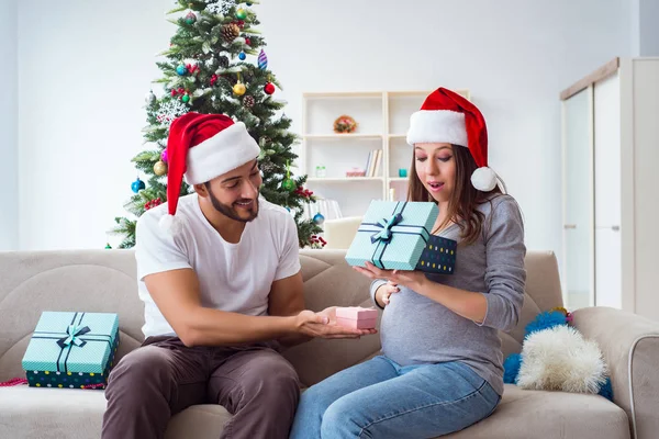 Jeune famille attend bébé célébrant Noël — Photo