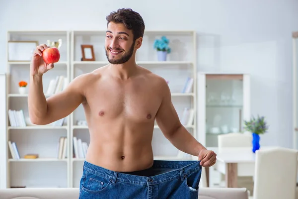 Mężczyzna w zbyt dużych spodniach w koncepcji odchudzania — Zdjęcie stockowe