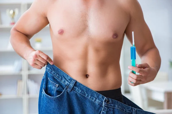 Homem de calças grandes no conceito de perda de peso — Fotografia de Stock
