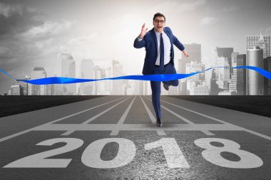 Yeni yıl 2018 doğru çalışan iş adamı