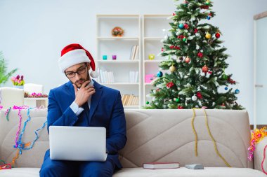 Noel 'de evde çalışan bir iş adamı.