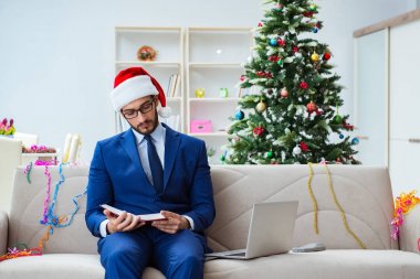 Noel 'de evde çalışan bir iş adamı.