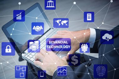 Finans teknolojileri fintech kavramı içinde laptop üzerinde eller