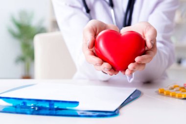 Hastanede kırmızı kalp doktoru kardiyolog