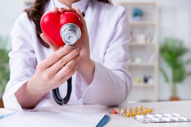 Hastanede kırmızı kalp doktoru kardiyolog