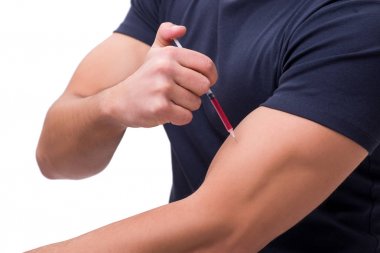 Doping konsepti içinde genç bir adam beyaza izole edilmiş.