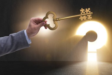 Anahtar ve yapboz parçalarıyla iş adamı