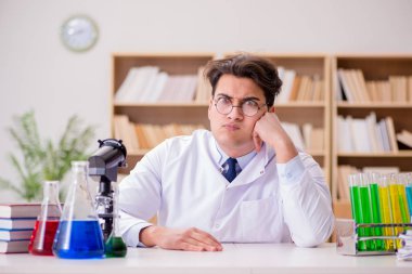 Çılgın bilim adamı bir laboratuarda deneyler yapıyor.