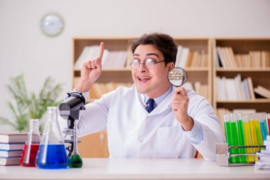 Çılgın bilim adamı bir laboratuarda deneyler yapıyor.