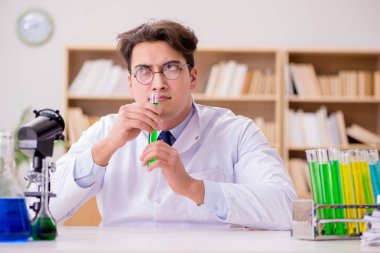 Çılgın bilim adamı bir laboratuarda deneyler yapıyor.