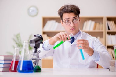 Çılgın bilim adamı bir laboratuarda deneyler yapıyor.