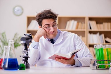 Çılgın bilim adamı bir laboratuarda deneyler yapıyor.