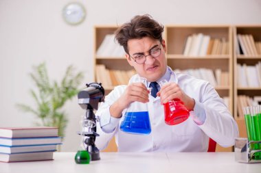 Çılgın bilim adamı bir laboratuarda deneyler yapıyor.