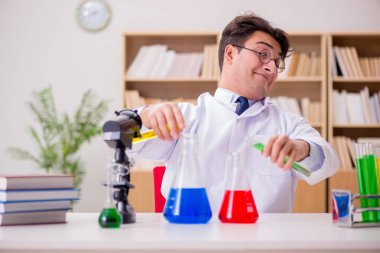 Çılgın bilim adamı bir laboratuarda deneyler yapıyor.