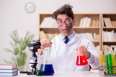 Çılgın bilim adamı bir laboratuarda deneyler yapıyor.