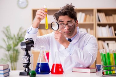 Çılgın bilim adamı bir laboratuarda deneyler yapıyor.