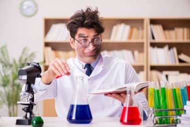 Çılgın bilim adamı bir laboratuarda deneyler yapıyor.