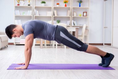 Genç adam spor ve sağlıklı yaşam tarzı dolandırıcılığı yapıyor.