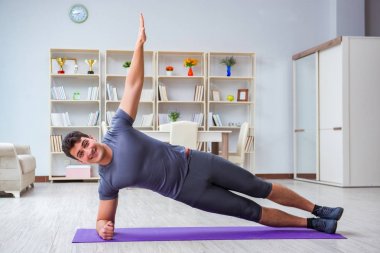 Genç adam spor ve sağlıklı yaşam tarzı dolandırıcılığı yapıyor.