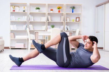 Genç adam spor ve sağlıklı yaşam tarzı dolandırıcılığı yapıyor.