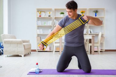 Genç adam spor ve sağlıklı yaşam tarzı dolandırıcılığı yapıyor.