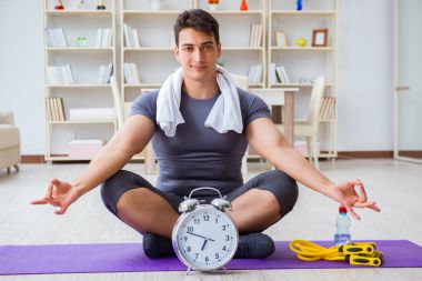 Genç adam spor ve sağlıklı yaşam tarzı dolandırıcılığı yapıyor.