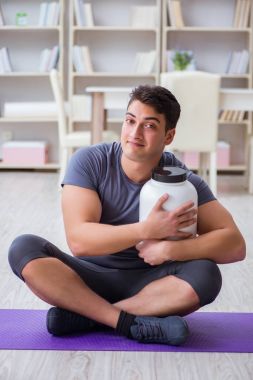 Sporda gıda takviyesi ve sağlıklı yaşam tarzı olan bir adam.