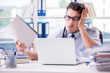 Genç işadamı görevlerini yerine getirmesi için baskı altında.