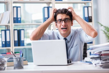 Genç işadamı görevlerini yerine getirmesi için baskı altında.