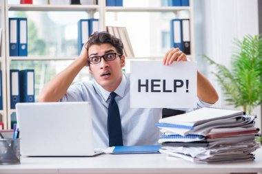 Genç işadamı ofiste yardım istiyor.