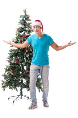 Genç adam beyaz üzerine izole edilmiş noel ağacını süslüyor.