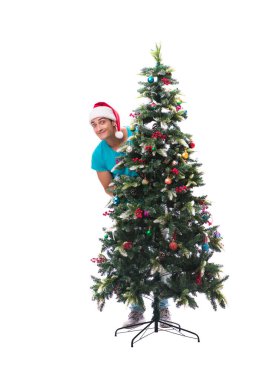 Genç adam beyaz üzerine izole edilmiş noel ağacını süslüyor.