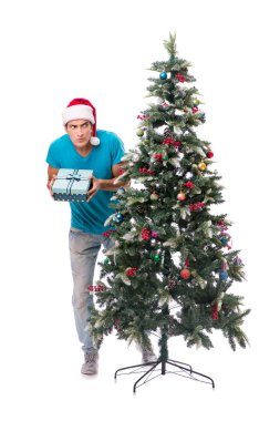 Genç adam beyaz üzerine izole edilmiş noel ağacını süslüyor.