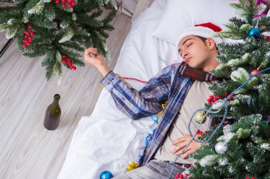 Adam noel partisinden sonra akşamdan kalma.