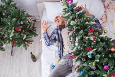 Adam noel partisinden sonra akşamdan kalma.