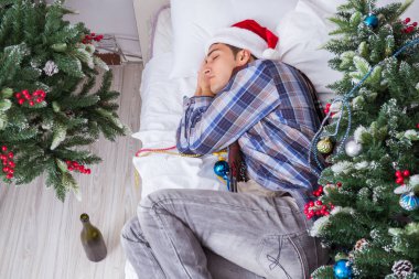 Adam noel partisinden sonra akşamdan kalma.