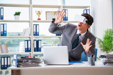 Sanal gerçeklik gözlüklü iş adamı ofisinde