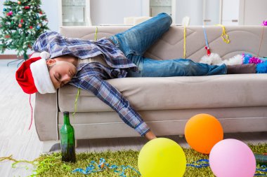 Adam noel partisinden sonra akşamdan kalma.