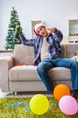 Adam noel partisinden sonra akşamdan kalma.