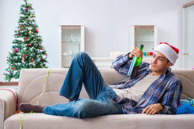 Adam noel partisinden sonra akşamdan kalma.