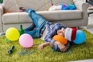 Adam noel partisinden sonra akşamdan kalma.