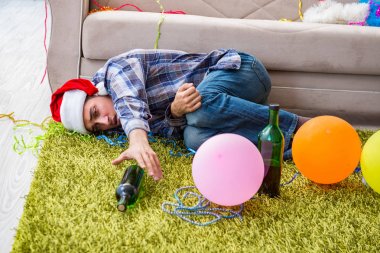 Adam noel partisinden sonra akşamdan kalma.