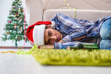 Adam noel partisinden sonra akşamdan kalma.