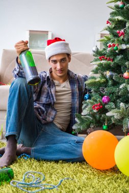 Adam noel partisinden sonra akşamdan kalma.