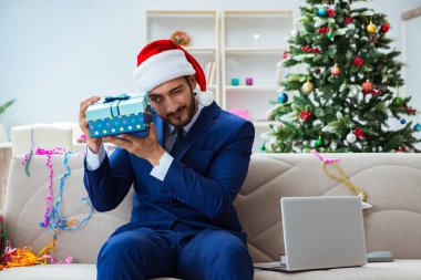 Noel 'de evde çalışan bir iş adamı.