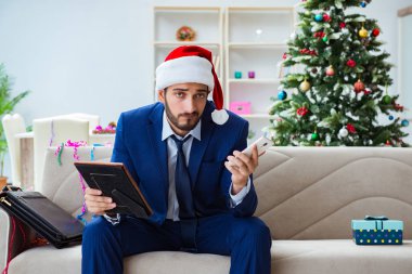 Noel 'de evde çalışan bir iş adamı.