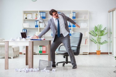 Ofiste çalışan kızgın işadamı kovuldu.