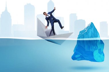 Batan kağıt teknede iş adamıyla ekonomik kriz konsepti